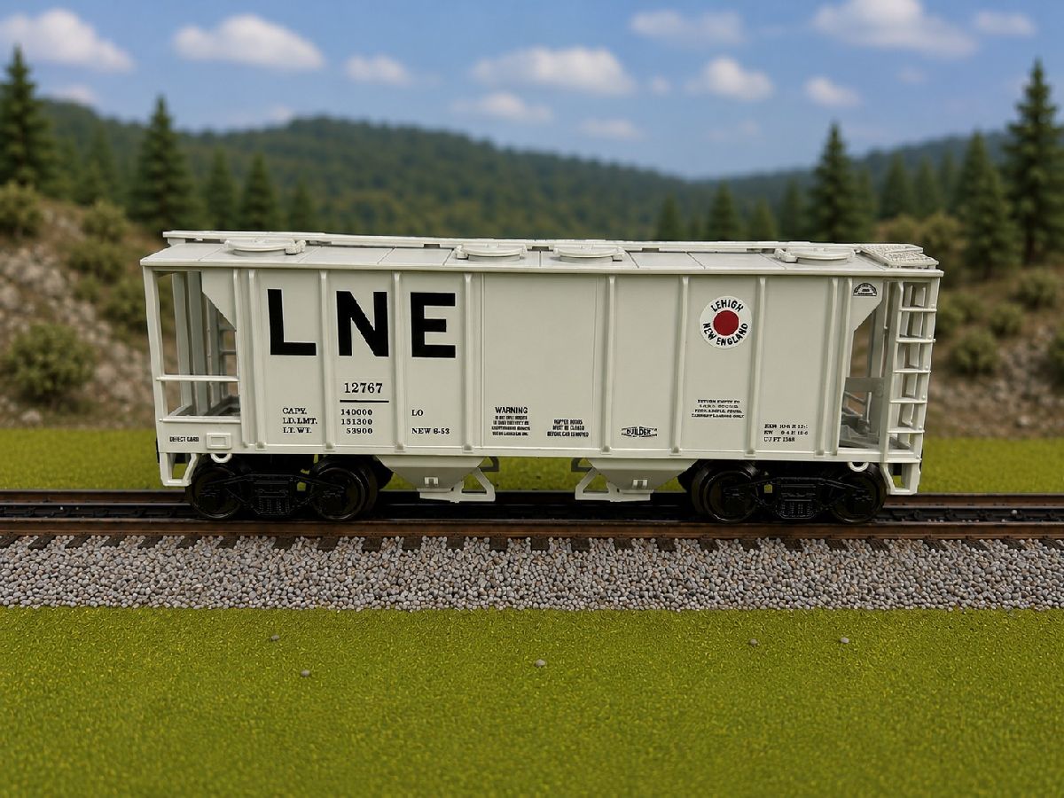 O 2 Bay Covered Hopper LNE