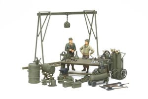 WWII US Field Maintenance Yard (w/2 Figures)